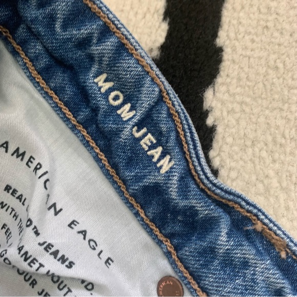 American Eagle Stretch Mom Jeans High Rise Distressed Light Wash Size 4 - Picture 10 of 10